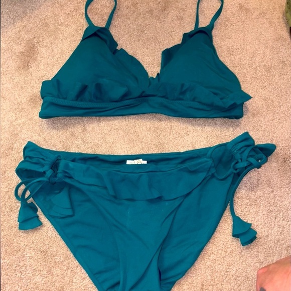 BECCA Socialite Ruffle string bikini top in fern M - Picture 7 of 12